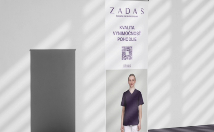Roll up banner značky ZADAS s textom „Kvalita, výnimočnosť, pohodlie“, QR kódom a modelkou v zdravotníckom oblečení.